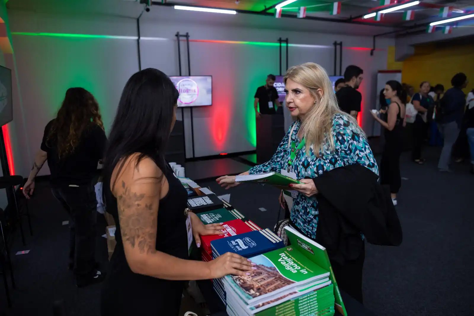 Stands de patrocinadores em iluminação de evento corporativo no Centro de Eventos EAG